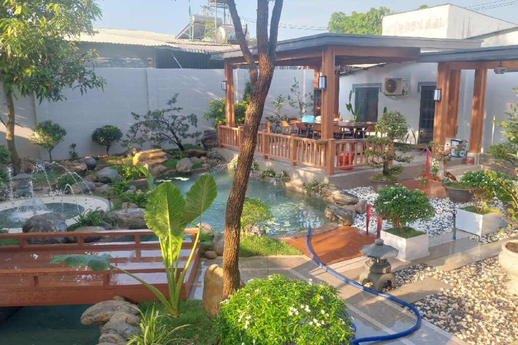 Không gian sân vườn kết hợp hồ nước và nhà chòi nghỉ (vọng lâu).