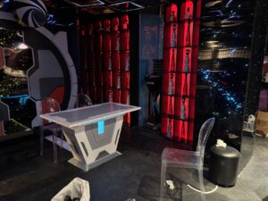 Khu vực quầy DJ được thiết kế theo phong cách hiện đại với hệ thống đèn LED và các chi tiết hình học