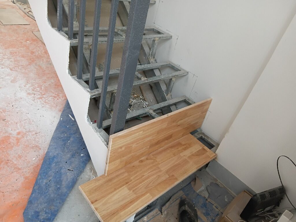 Thi công cầu thang sắt, bậc gỗ