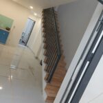 Tầng trệt có thang sắt