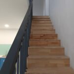Cầu thang sắt, bậc gỗ
