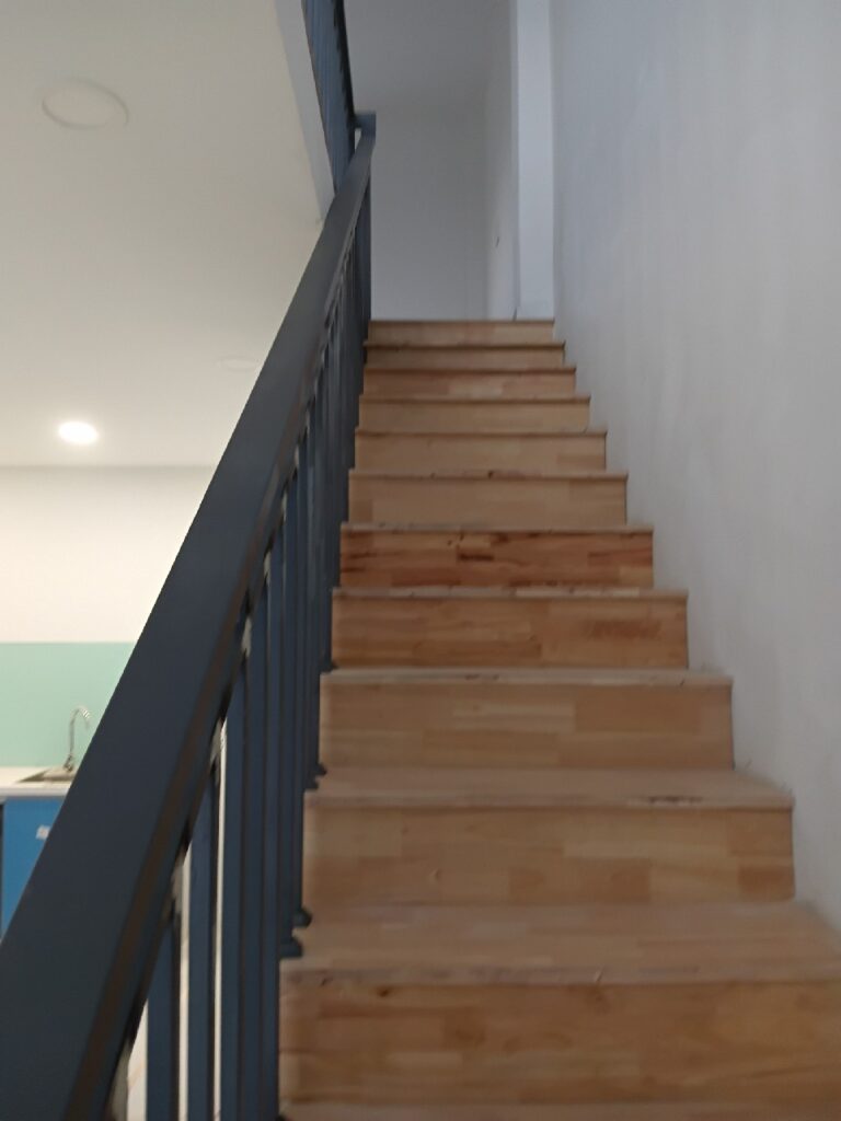 Cầu thang sắt, bậc gỗ